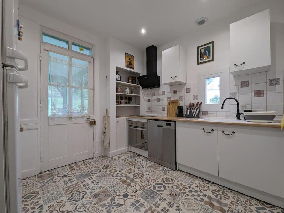 Maison Des Annees 30 - Vic-Sur-Cere - 14 Personnes Exterior photo